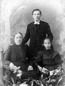 Иван Власович Шелаев, его сестра Софья Власовна Шелаева и их мать Мария Александровна 