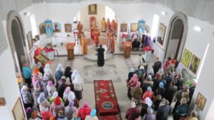 Первая литургия в восстанавливаемом храме св. Николая. Служит епископ Мариинский и Юргинский Иннокентий.